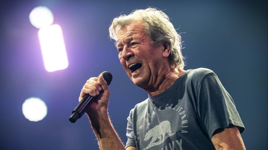 Legendární rocková kapela ruší koncerty. Zpěvák leží v nemocnici