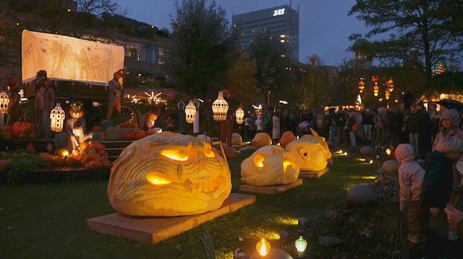 V Dánsku začala halloweenská sezóna. Park zdobí světla i dýně
