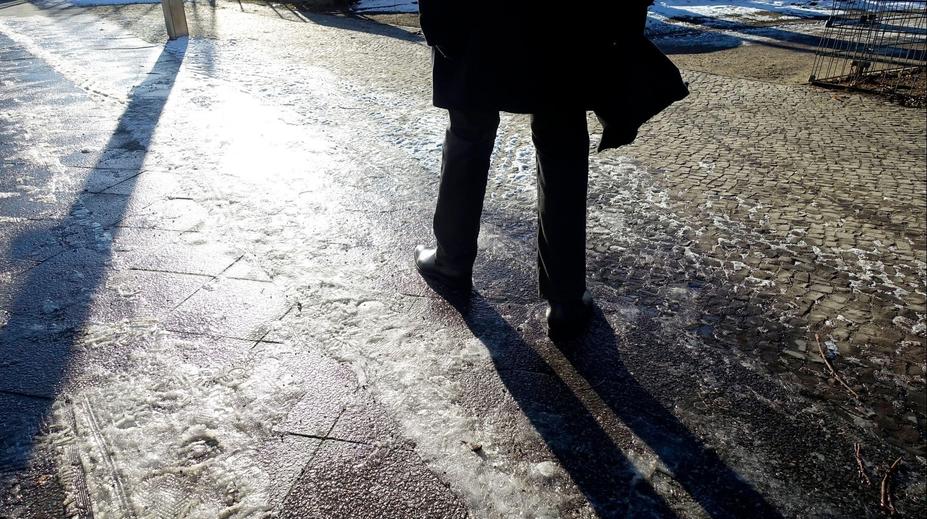 Padající sníh ze střech i kluzké chodníky. Experti řekli, kdo je za škody odpovědný