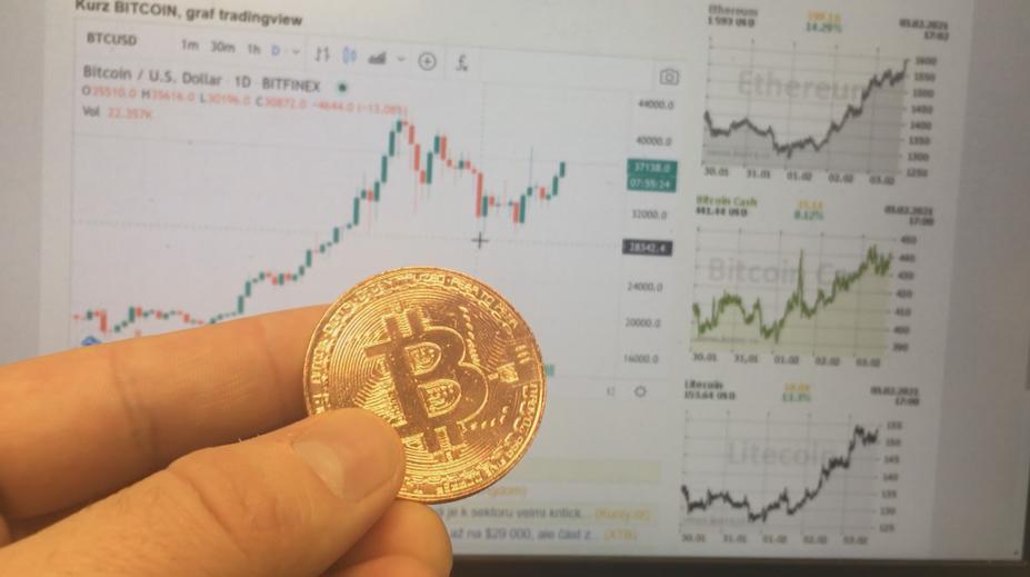 Bitcoin překonal hranici milionu korun, investovala do něj i Tesla