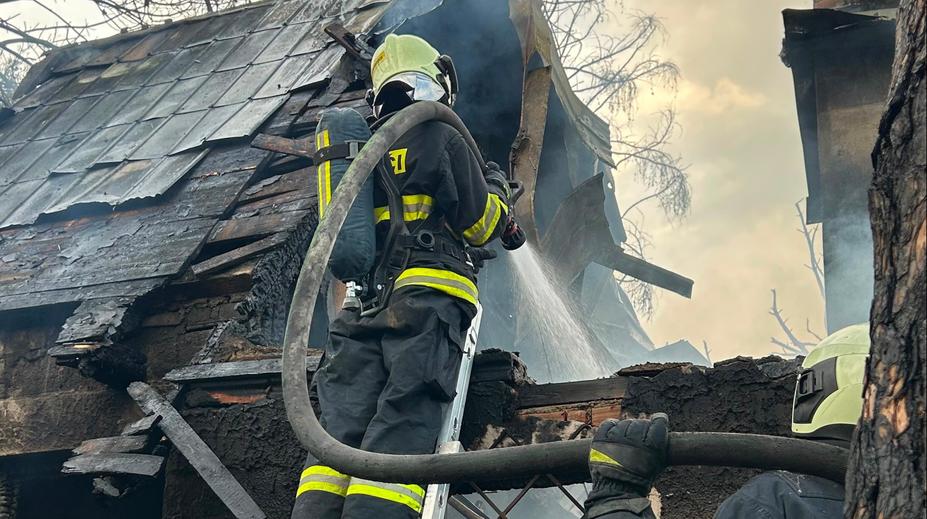 Na Benešovsku hoří les. Požár se rozšířil na chaty, platí třetí stupeň poplachu