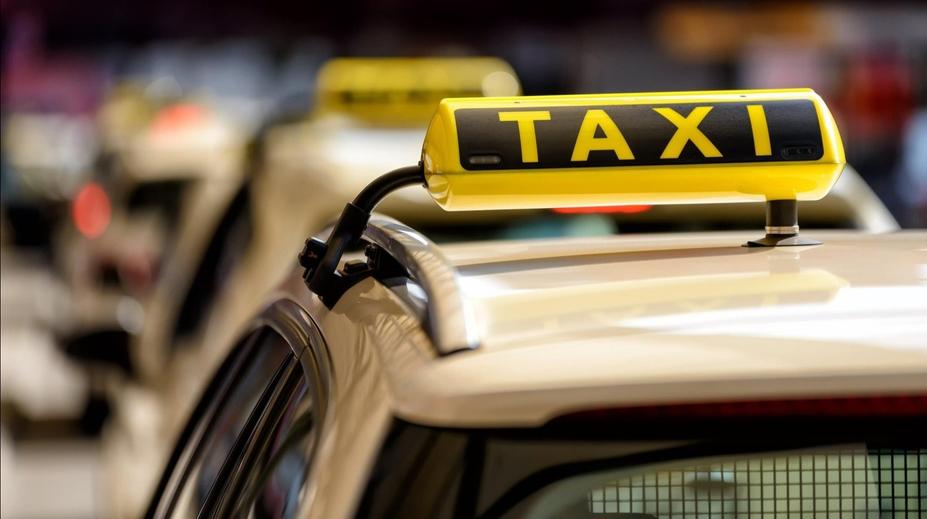 Pražský taxikář našel v zavazadle 3,5 milionu korun. Teď mu hrozí vězení