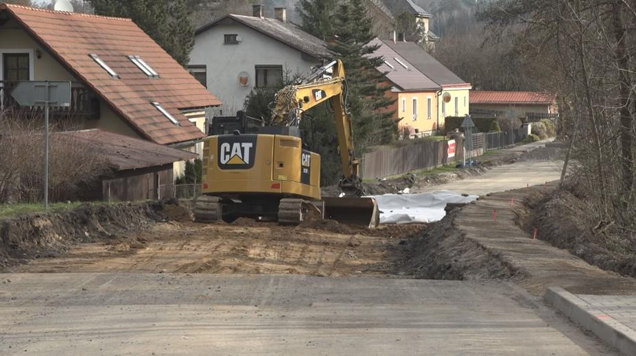 Obec Rozsochatec je rozkopaná už skoro rok. Místní jsou zoufalí