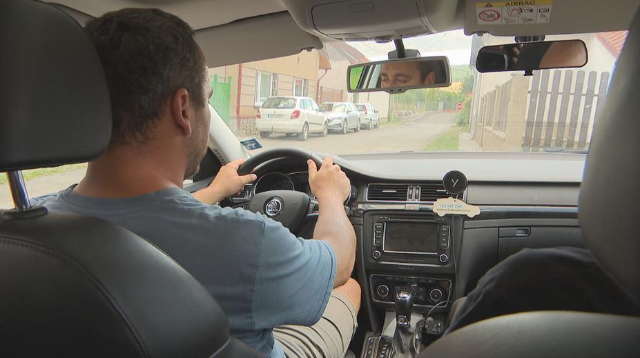 Asistenční systémy v autech mohou škodit, uznali experti. Rozptylují řidiče