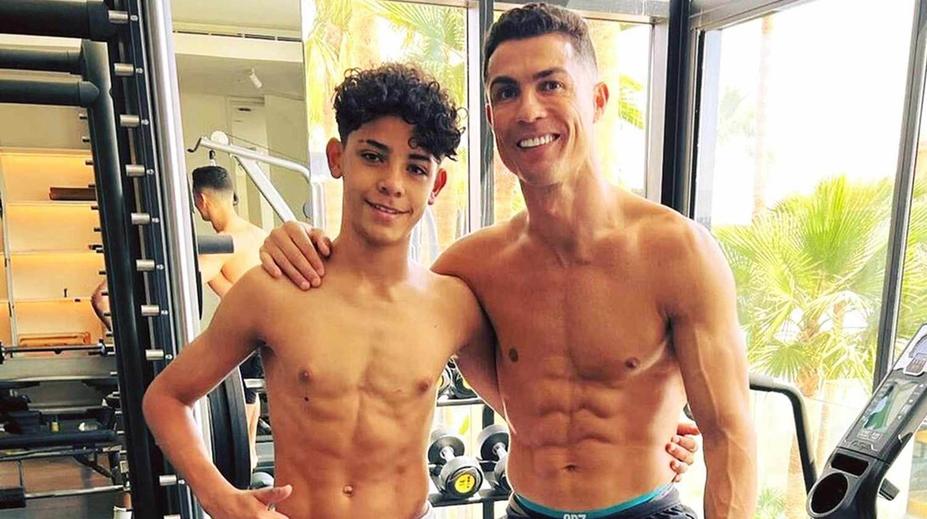 Ronaldo hodil hořké MS za hlavu a pózuje na pláži. Vtipně setřel vlastního syna