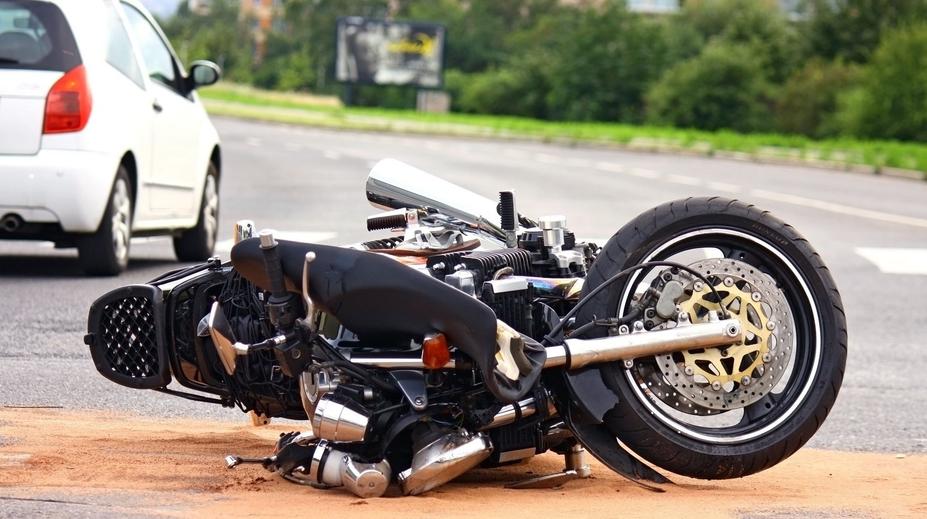 Motorkář (†20) zemřel při nehodě na jihu Čech. Ve vysoké rychlosti ztratil kontrolu