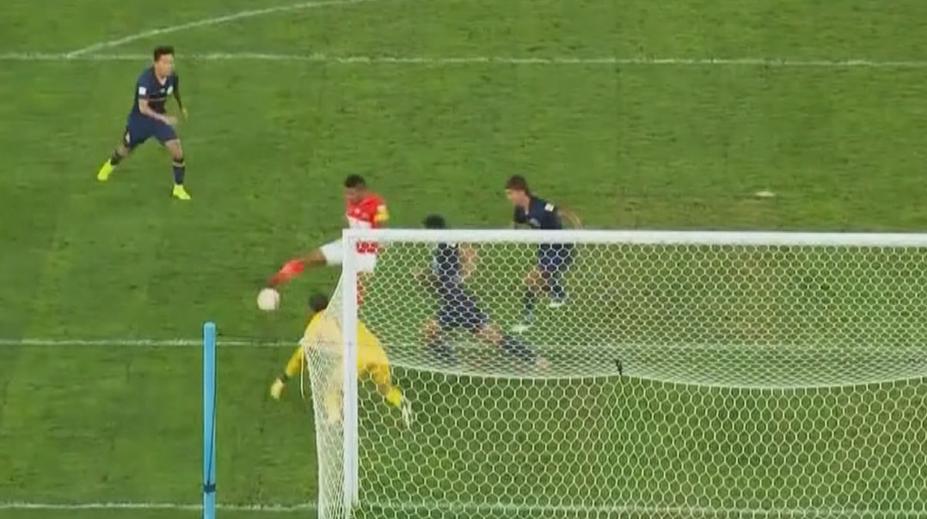 Brankář potopil svůj tým v nastavení, předvedl hloupou chybu