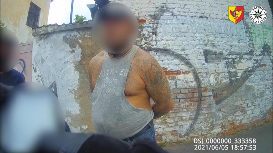 Kopance do hlavy a rány pěstí. Muž se v Praze stal obětí brutálního útoku