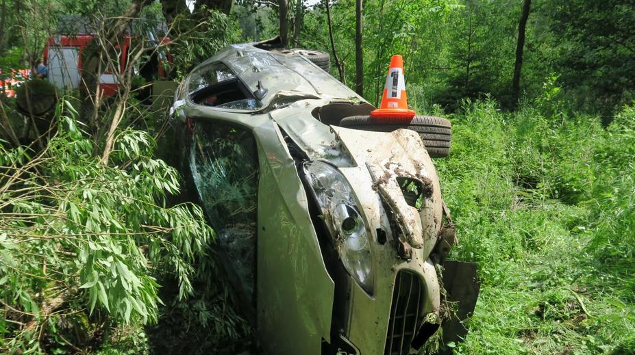 Matka se při řízení otočila na dítě (3). Vyjela ze zatáčky a skončila v příkopě