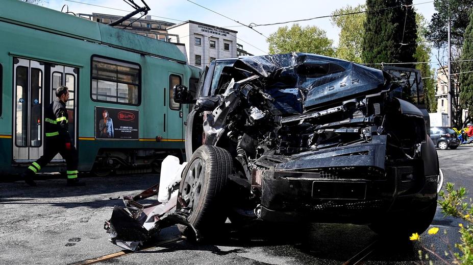 Auto italského fotbalisty smetla tramvaj. Opora Lazia i s dcerami je v nemocnici