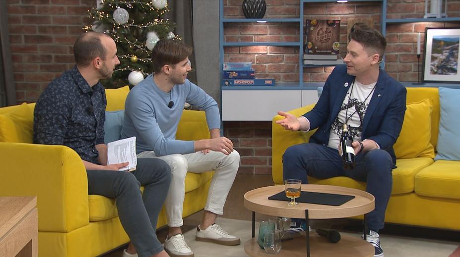 Jak se napít ze zavřené láhve? Kouzelník ukázal překvapivý, ale jednoduchý trik