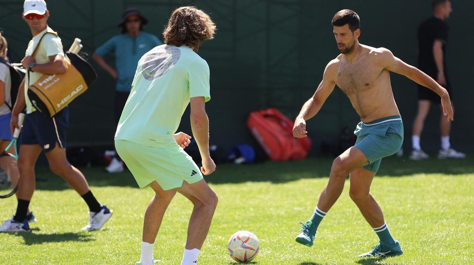Djokovič dal gól a zahrál si na Ronalda. Šwiateková předvedla "žongly"