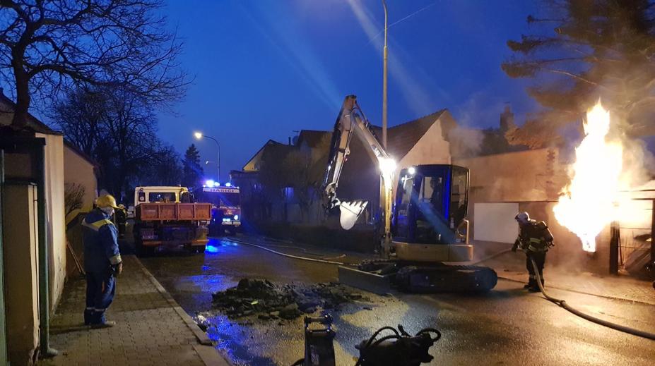 V Zelenči hořela plynová přípojka! Bagr musel rozkopat silnici