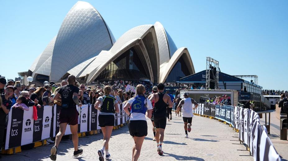 Mezinárodní trapas pro australský maraton. Na medaili je stadion Bayernu
