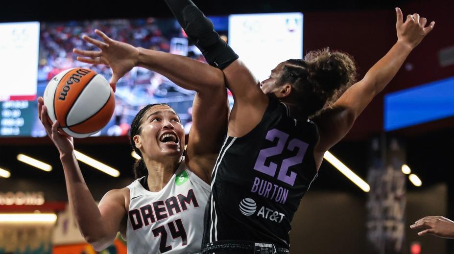 Drama narušila sexuální hračka. Málem trefila basketbalistku do hlavy