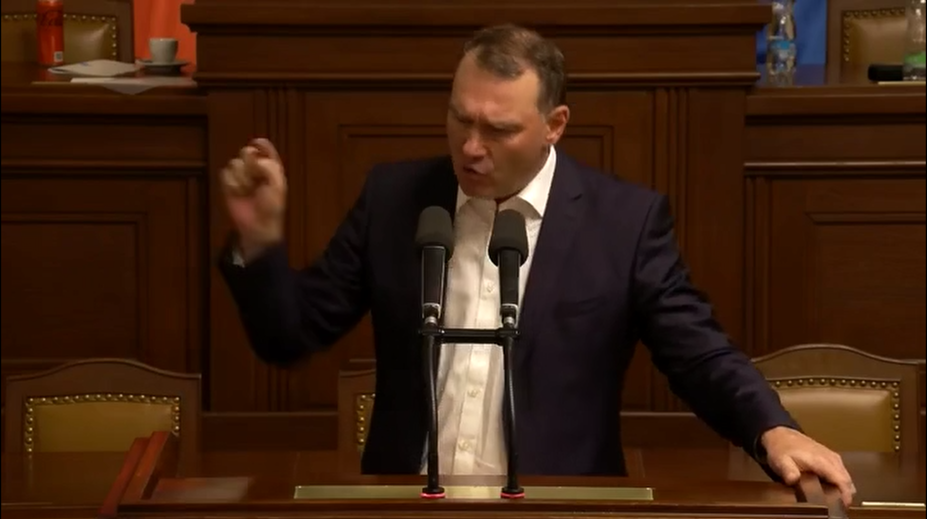 Drsné scény ve Sněmovně. Šéf poslanců SPD začal vulgárně nadávat