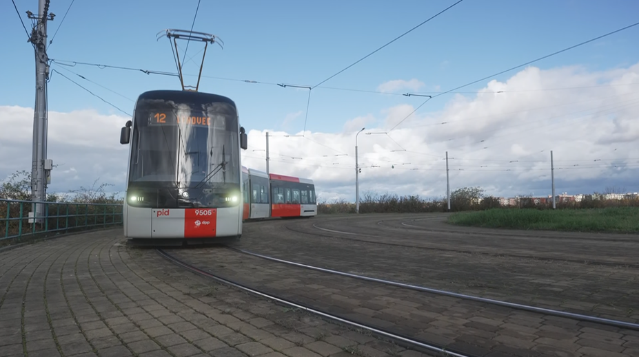 V Praze poprvé vyjely nové tramvaje. Podívejte se, jak to uvnitř nich vypadá