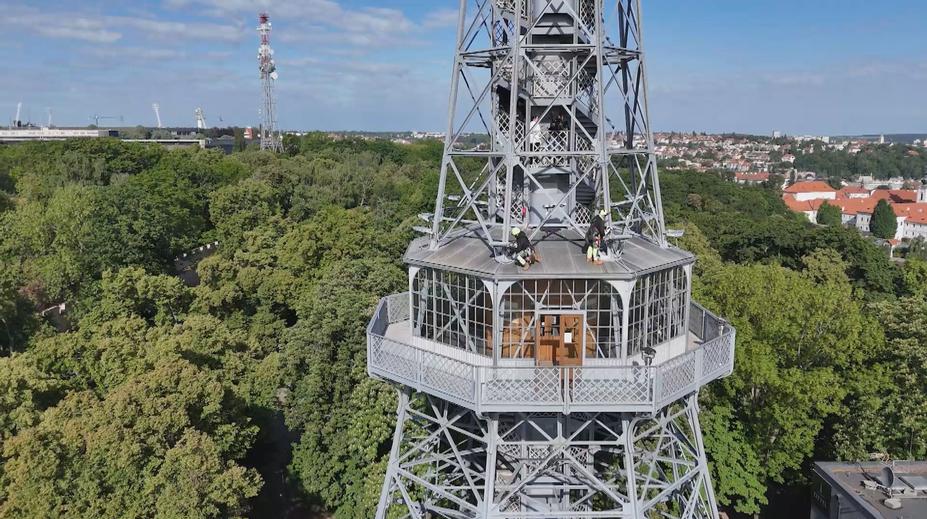 Petřínská rozhledna slaví 135 let. Výročí připomíná speciální akce