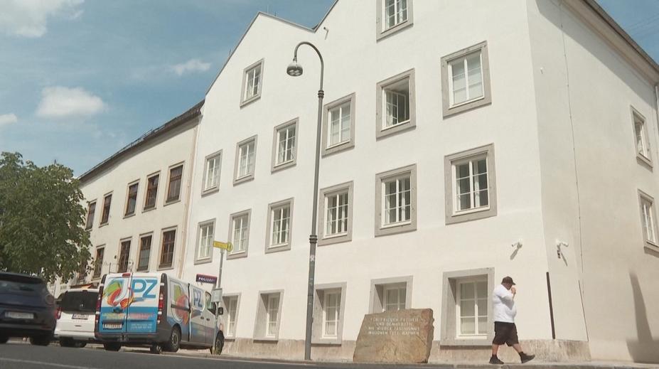 Hitlerův rodný dům má nové využití. Rakušané z něj udělali policejní stanici