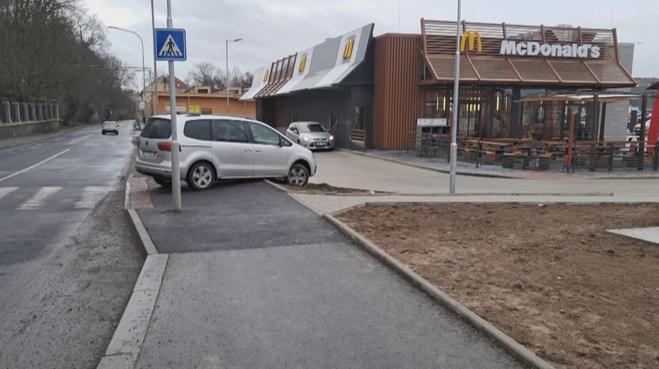 Problémy u rychlého občerstvení ve Slaném. Řidiči si pletou přechod s vjezdem