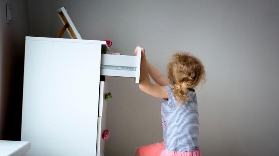 IKEA stahuje z prodeje další komodu. Může se převrátit a zabít dítě