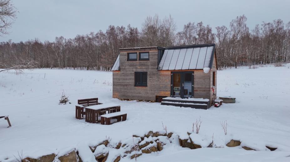 Skromné, ale výhodné bydlení. V Česku jsou stále populárnější „tiny housy“