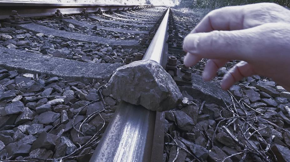 Vlak na Českolipsku opět najel na nastražené kamení. Pachateli hrozí vězení