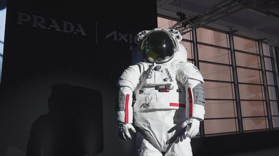 Značka Prada představila novinku. Výsledkem je vesmírná kombinéza