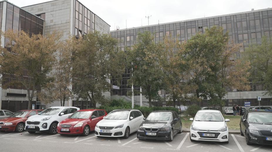 Kuriózní konec policejní honičky. Řidič dojel přímo před policejní ředitelství