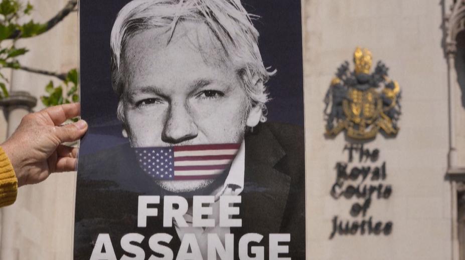 Assange je skutečně volný. Soudkyně přijala jeho dohodu s americkými úřady
