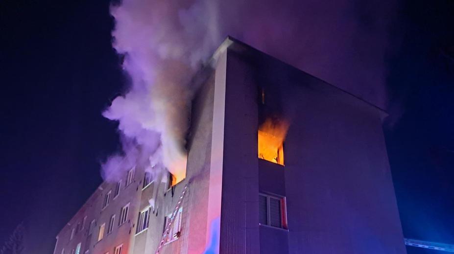 Požár zachvátil bytový dům v Kamenici. Hasiči zachránili 11 lidí i terárium