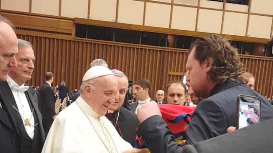 Mám první hokejový dres, jásal papež. Přivezl mu ho Eda Turek