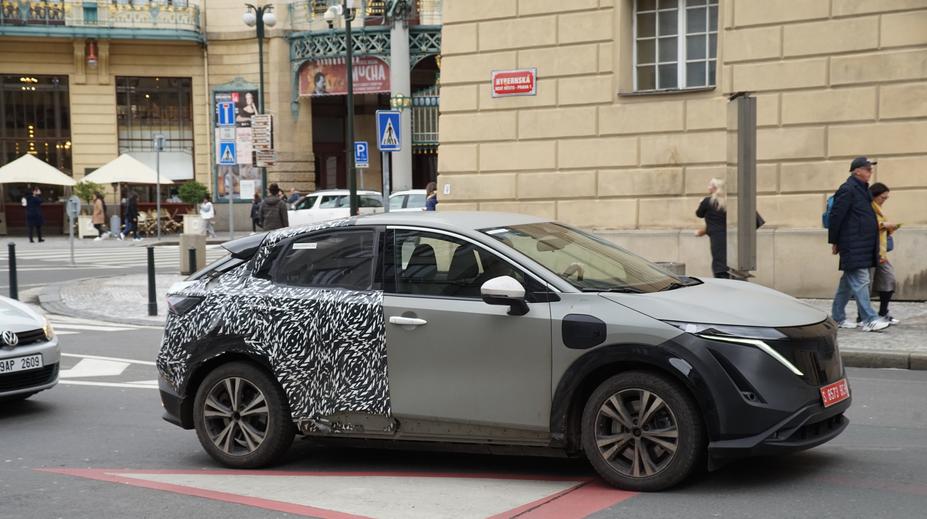 Po Praze se prohání podivné testovací muly. Můžou být předzvěstí velkých novinek Nissanu