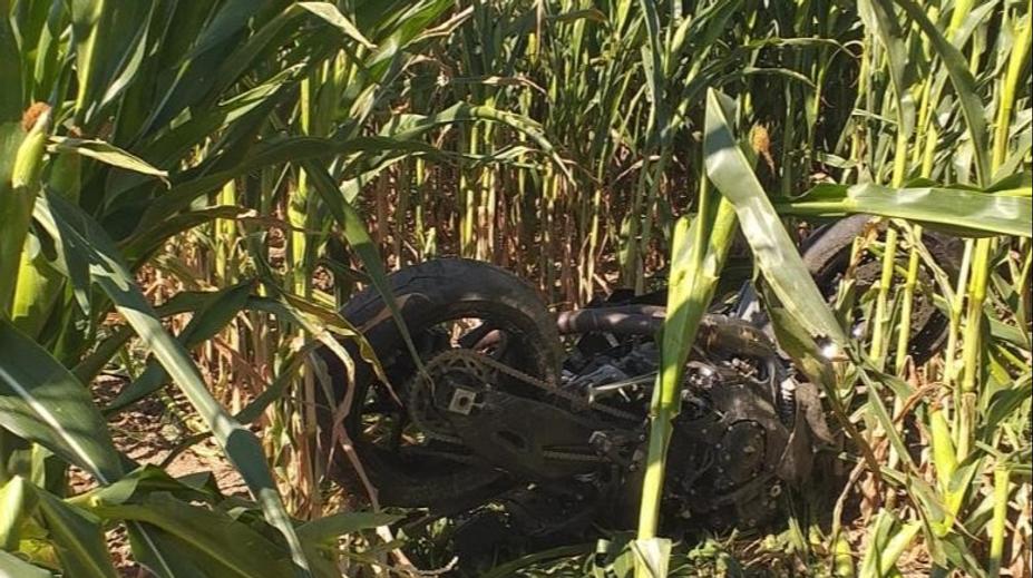 Mladý motorkář nezvládl zatáčku. Vjel do kukuřičného pole a po pádu zemřel