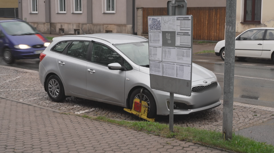 Cizinec ve svém autě týden bivakoval na trutnovské autobusové zastávce