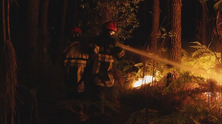 Ve Francii se plameny šíří k oblíbené destinaci. Evakuovali už stovky tisíc lidí