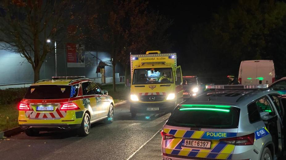 Večírek se změnil v boj o život, známeho pobodala kuchyňským nožem do zad