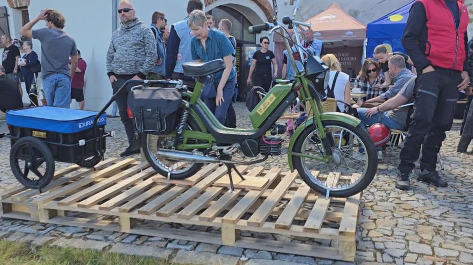 V Česku se konal největší sraz mopedů. Na Jihlavsko se jich sjelo 200