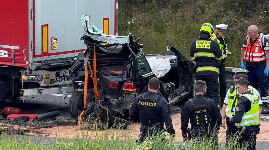 Sjezd z D1 na Pražský okruh blokuje nehoda. Na místě přistál vrtulník