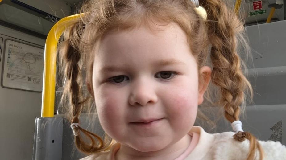 Amélie (4) snědla kuřecí maso. O chvíli později bojovala o život