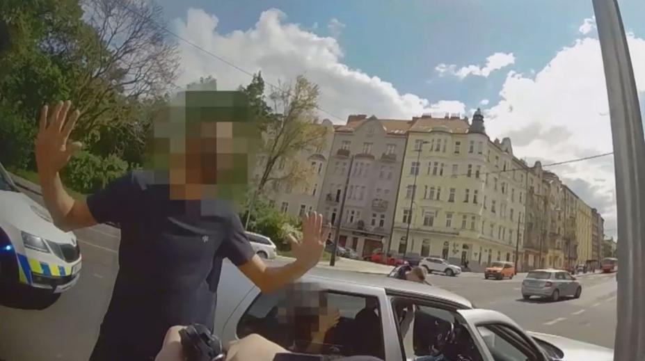 VIDEO: Mladík z jedoucího auta vystřelil u zastávky plné lidí. Zbraň zkoušel, tvrdí