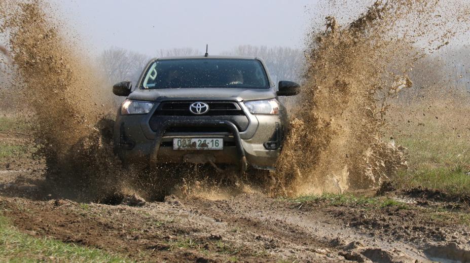 Armáda přebírá první "nesmrtelné" toyoty. Podívejte se, co umí v terénu