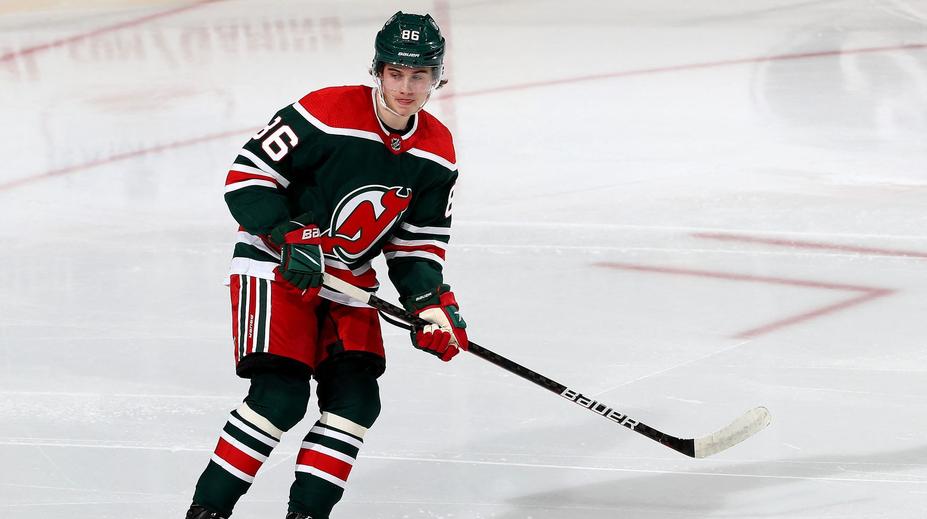 Nožičky na bruslích? Jednička draftu válí na ledě s fotbalovým míčem