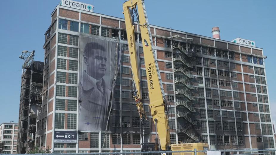 Ve Zlíně začne demolice vyhořelé budovy. Ohořelý objekt zmizí do poloviny září