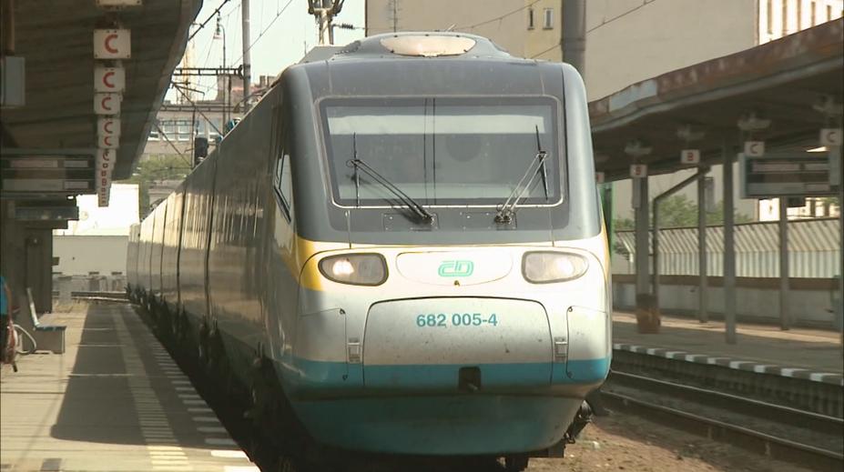 Vlak v Praze projel návěstidlo! Proti němu jela jiná souprava