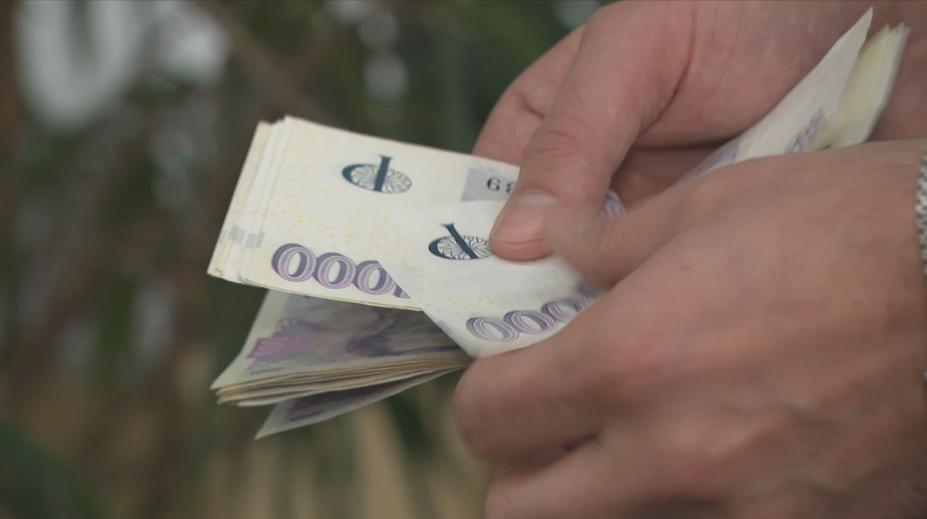 Češi si vypůjčili rekordní objem peněz. Dluh má každý druhý