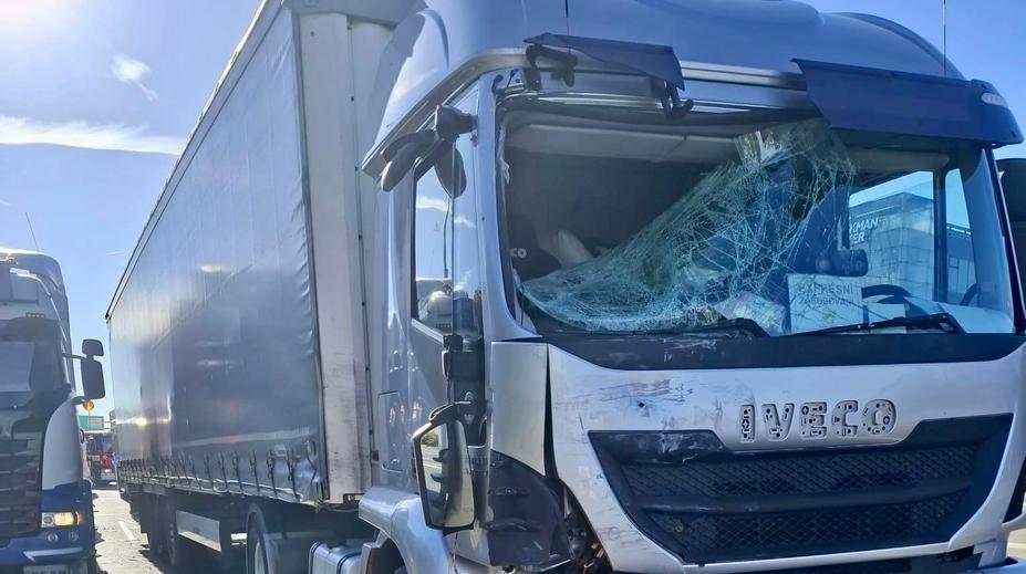 Hromadná nehoda zastavila u Prahy D1. Kolony sahají až k Průhonicím