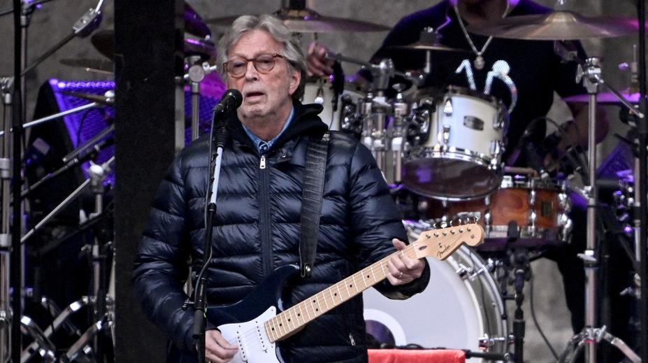 Lidé utratili tisíce za koncert Claptona. Zuří, že ho skoro neviděli