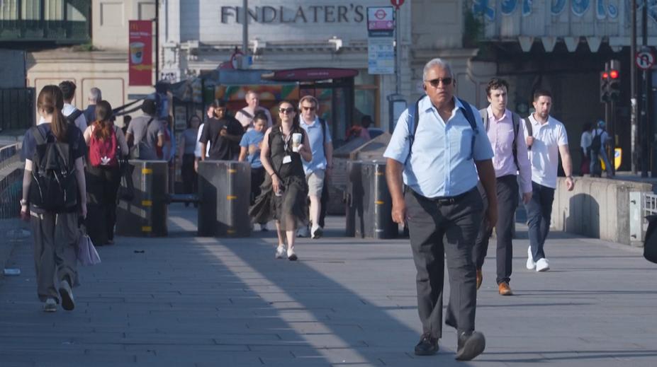 Británii sužují extrémní vedra. Školy ruší výuku a vlaky nabírají zpoždění