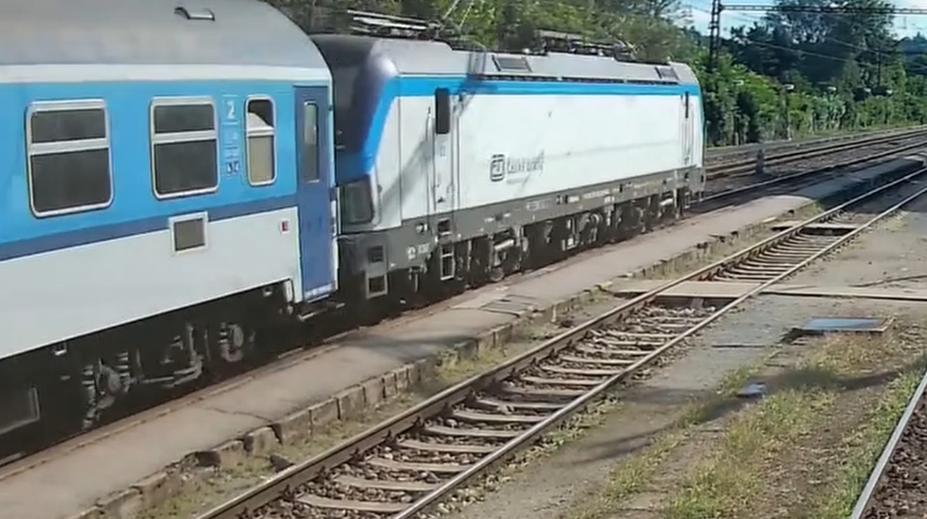 Chybělo pár vteřin. Strojvedoucí zveřejnil mrazivé video s rodinou s malými dětmi